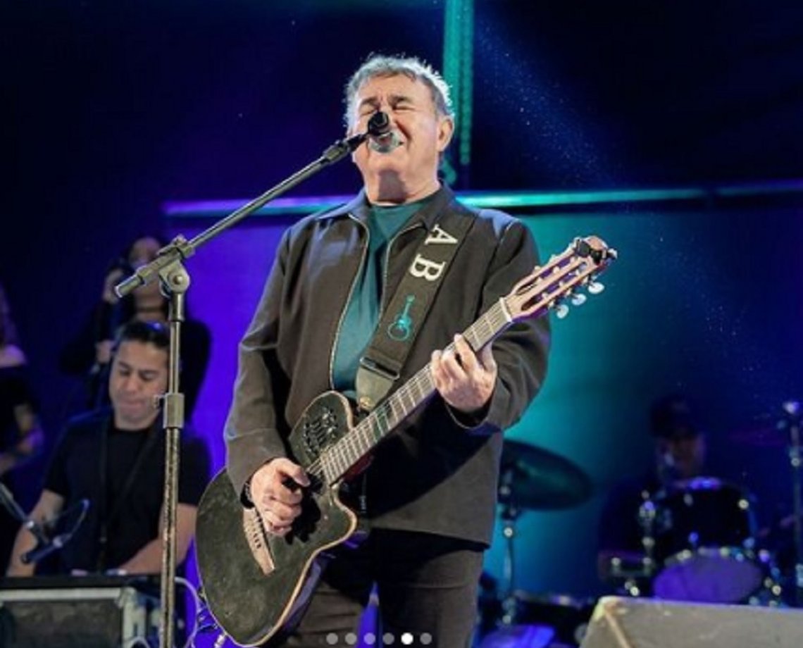 Amado Batista interrompe show e abandona palco na Bahia; veja vídeo -