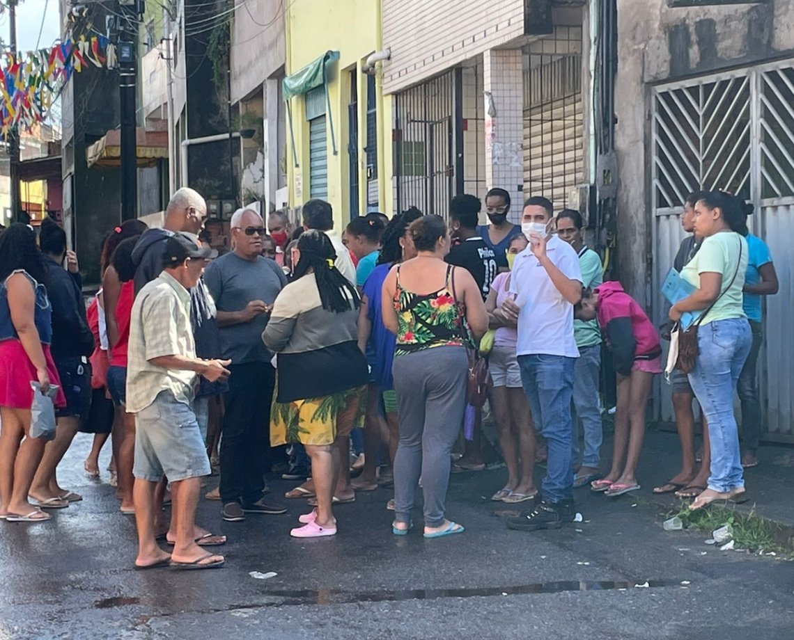 Mulher passa frio e vento forte da madrugada para recadastrar CadÚnico no Subúrbio de Salvador  