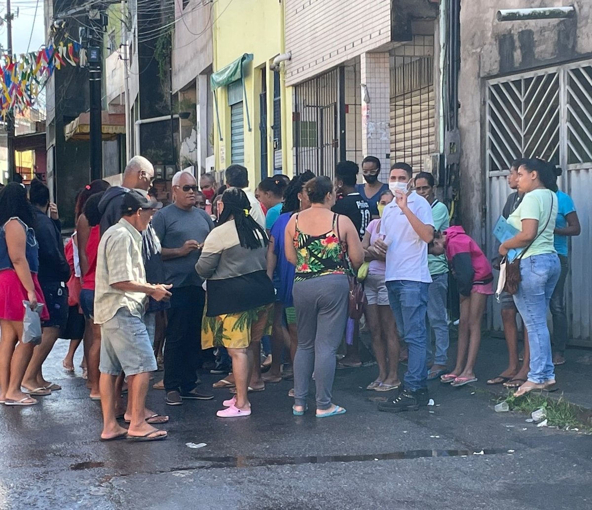 Mulher passa frio e vento forte da madrugada para recadastrar CadÚnico no Subúrbio de Salvador  