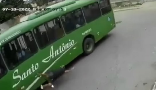 Motociclista "nasce de novo" após quase ser esmagado por roda de ônibus; veja Vídeo 