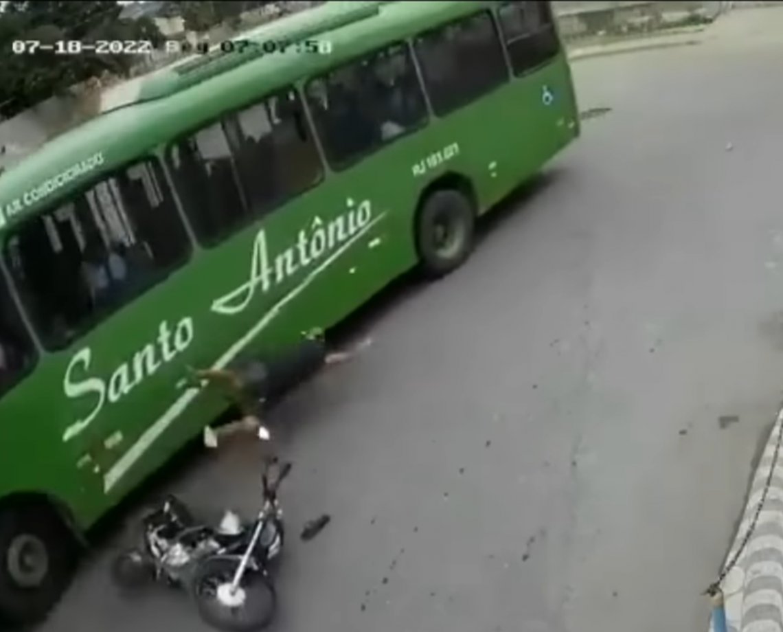 Motociclista "nasce de novo" após quase ser esmagado por roda de ônibus; veja Vídeo