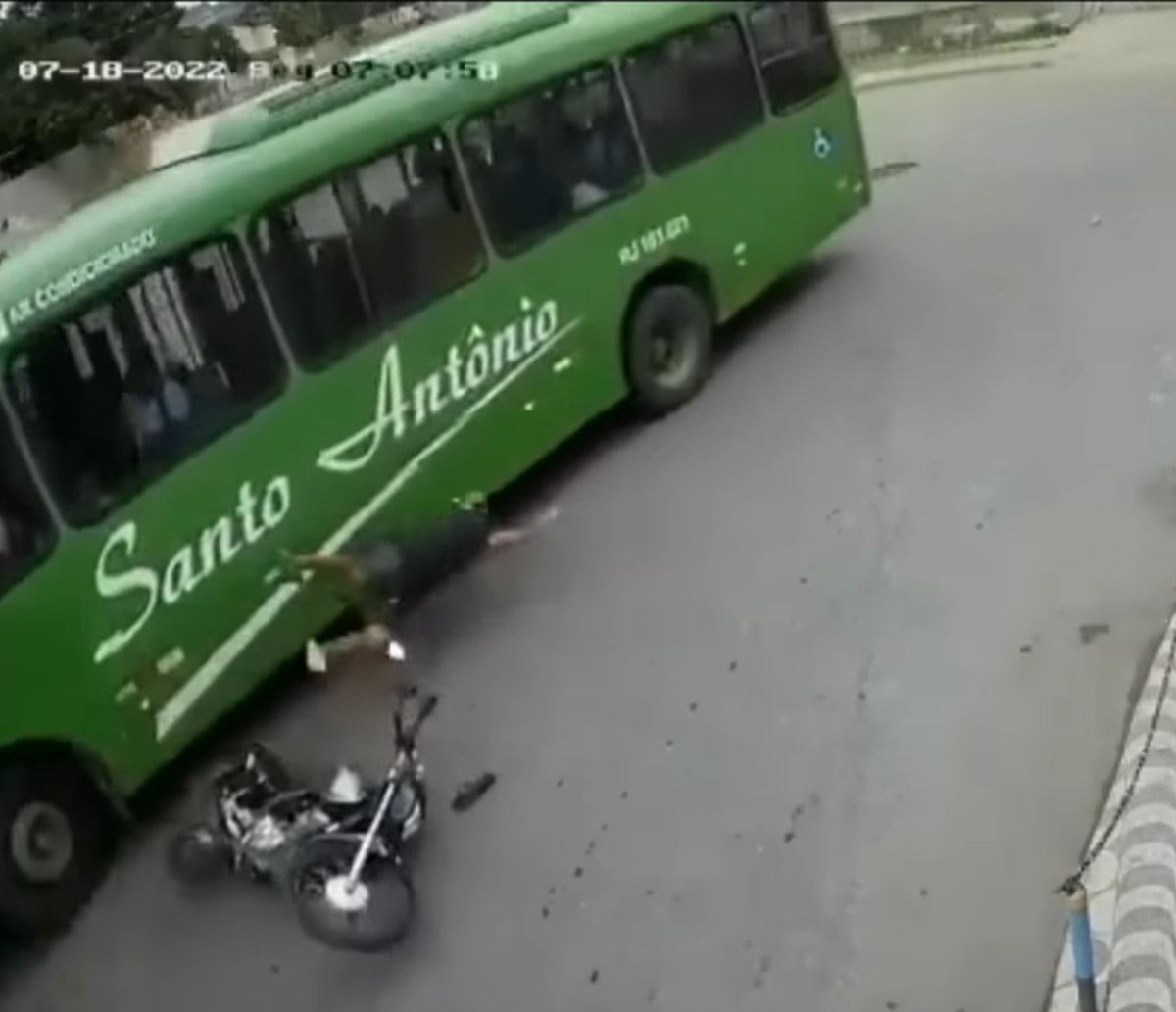 Motociclista "nasce de novo" após quase ser esmagado por roda de ônibus; veja Vídeo 