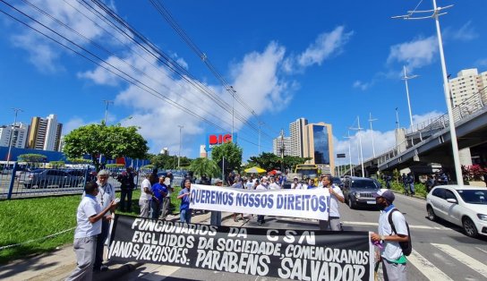 Ex-funcionários da antiga CSN protestam pelo pagamento de rescisões; grupo afirma que a prefeitura havia prometido emprego em outras concessionárias