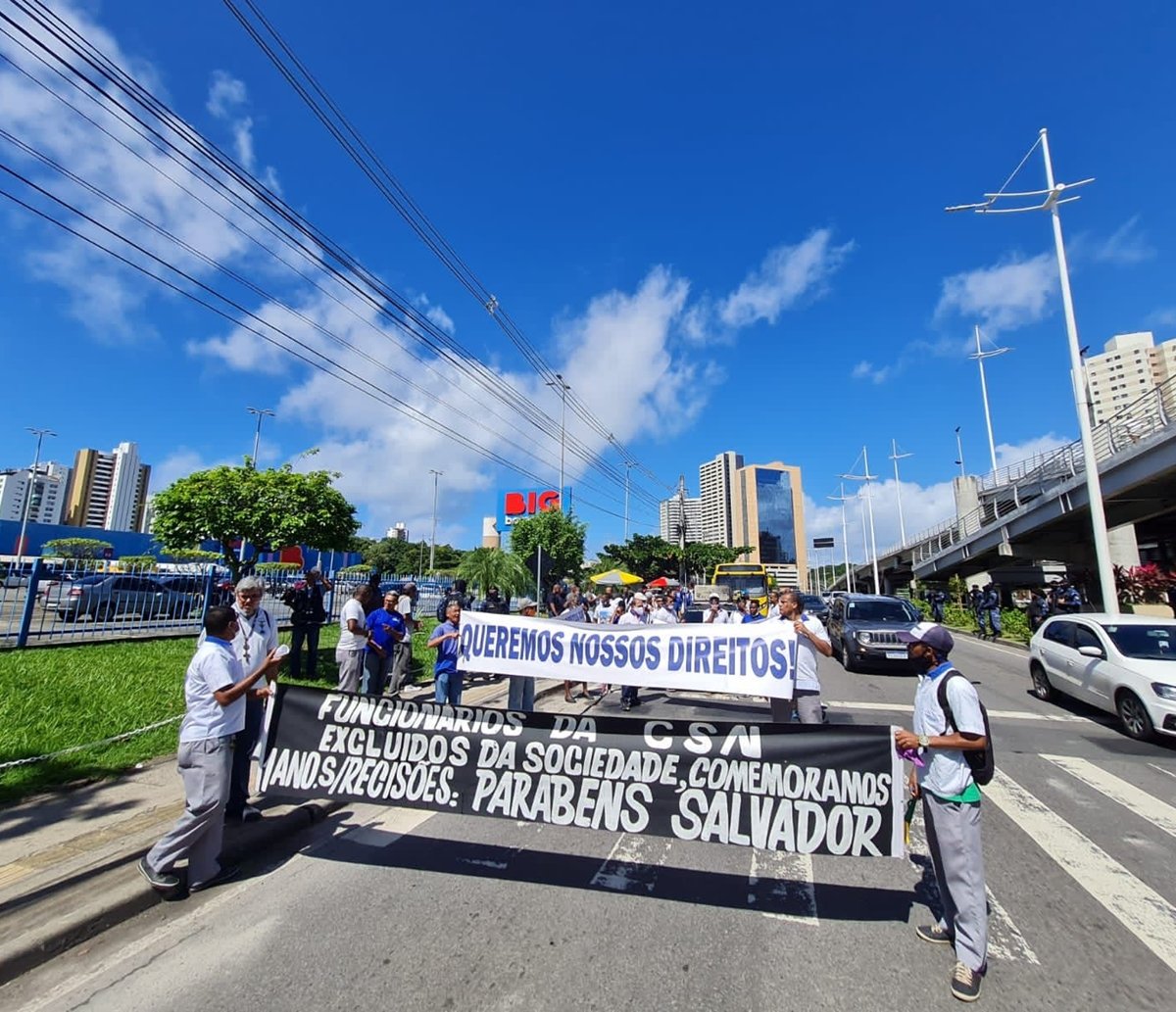 Ex-funcionários da antiga CSN protestam pelo pagamento de rescisões; grupo afirma que a prefeitura havia prometido emprego em outras concessionárias