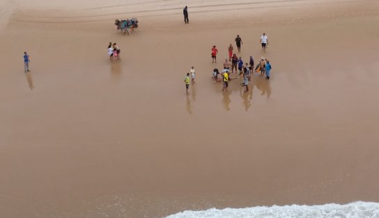 Menino de 12 anos é resgatado por helicóptero da PM após se afogar na Praia do Flamengo, em Salvador