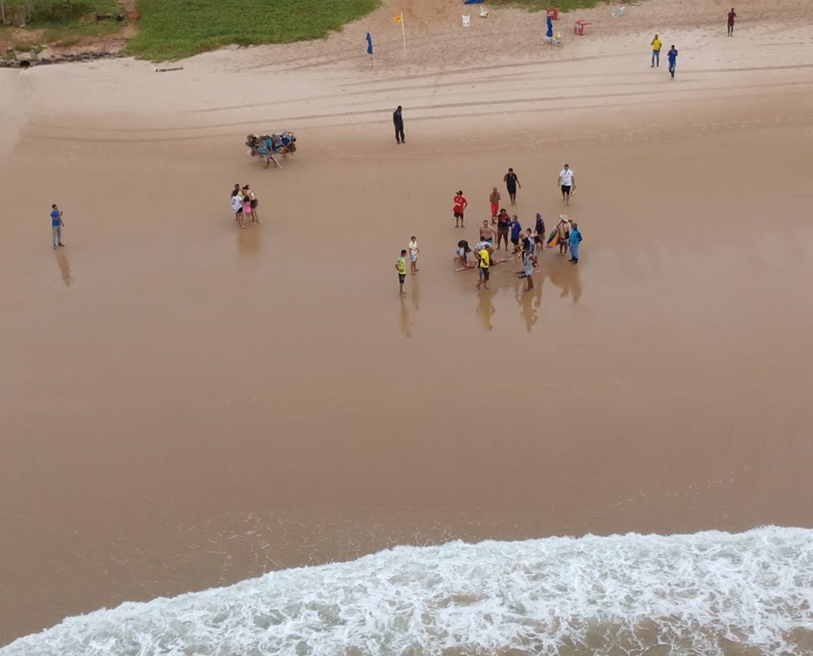 Menino de 12 anos é resgatado por helicóptero da PM após se afogar na Praia do Flamengo, em Salvador