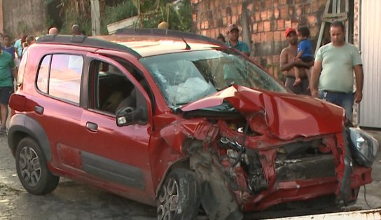 Carros são atingidos por veículo em fuga após perseguição policial no bairro de Coutos