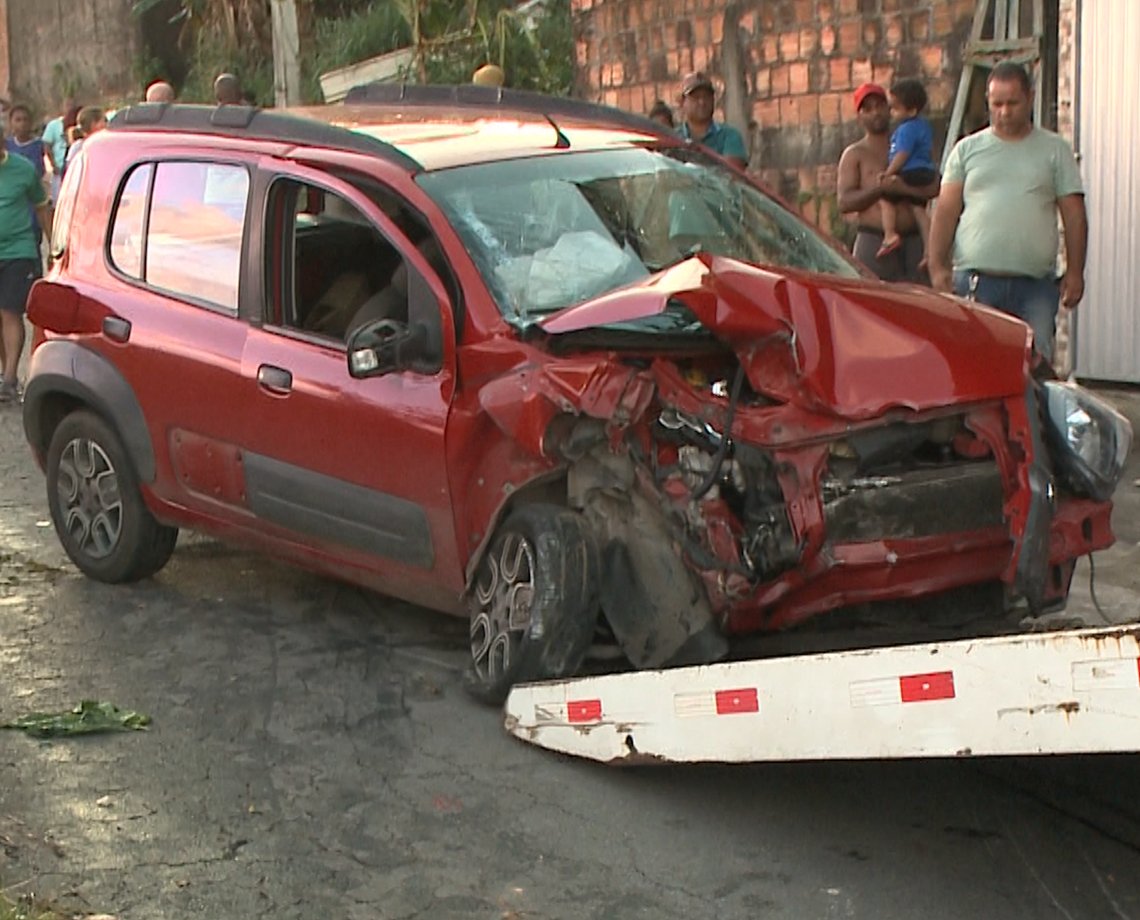 Carros são atingidos por veículo em fuga após perseguição policial no bairro de Coutos