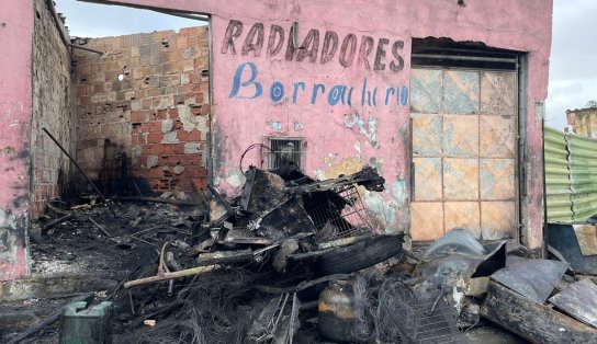 Borracharia é destruída por incêndio no bairro de Jardim Cajazeiras, em Salvador; veja vídeo