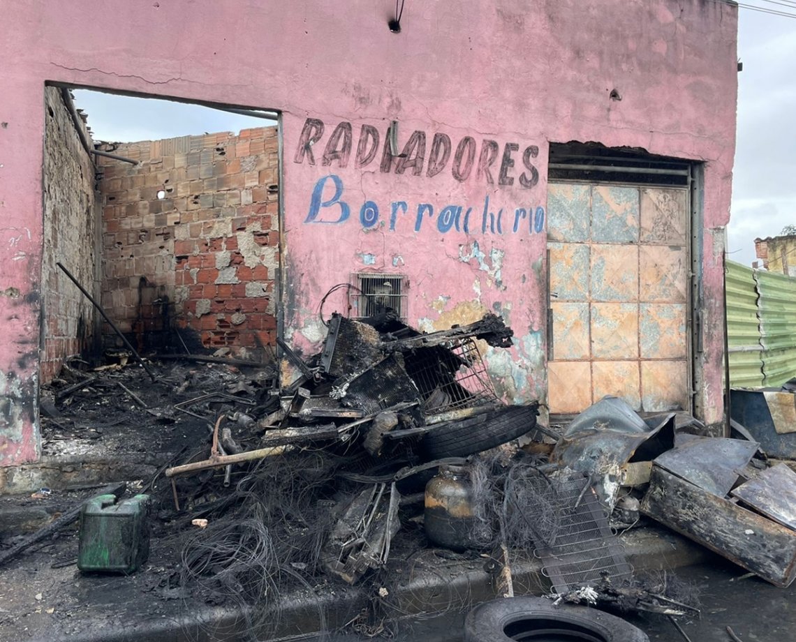 Borracharia é destruída por incêndio no bairro de Jardim Cajazeiras, em Salvador; veja vídeo