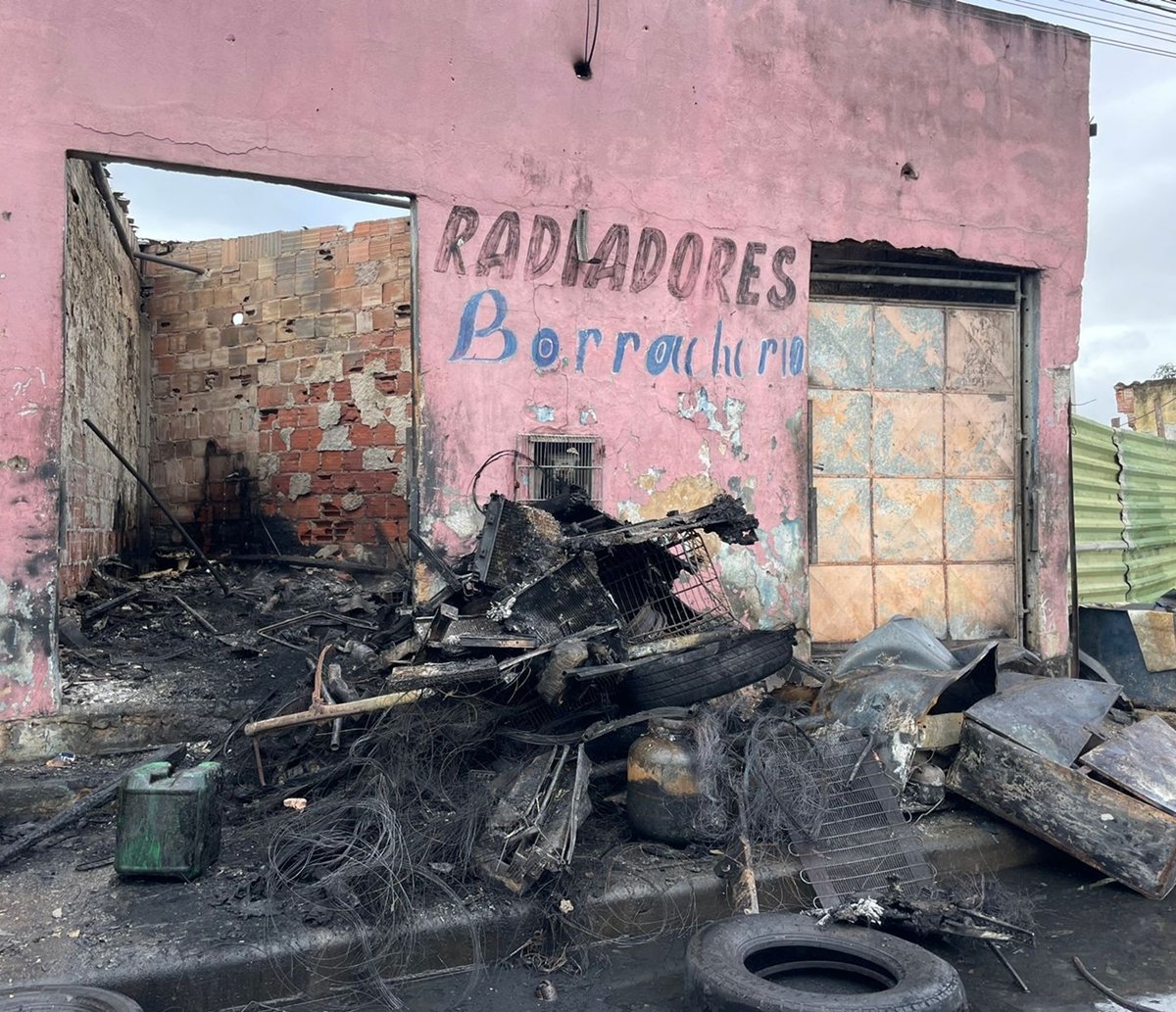 Borracharia é destruída por incêndio no bairro de Jardim Cajazeiras, em Salvador; veja vídeo