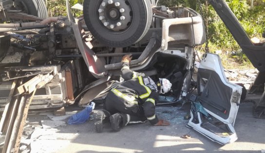 VÍDEO: acidente com caminhão no sul da Bahia deixa um morto; corpo foi retirado com ajuda de bombeiros