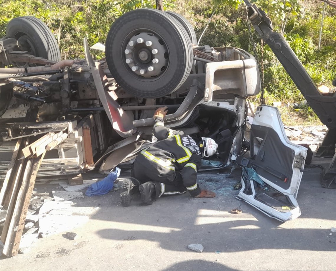 VÍDEO: acidente com caminhão no sul da Bahia deixa um morto; corpo foi retirado com ajuda de bombeiros