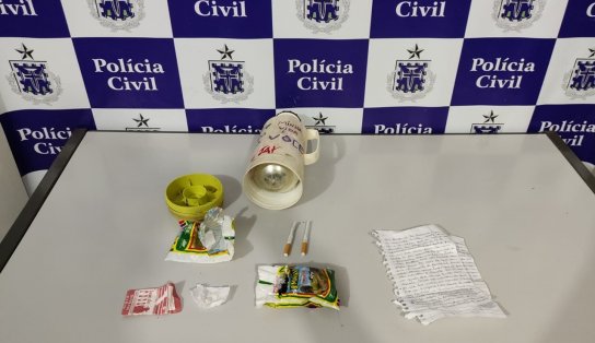 Mulher é presa após tentar entrar com drogas em delegacia no interior da Bahia; material estava em cafeteira