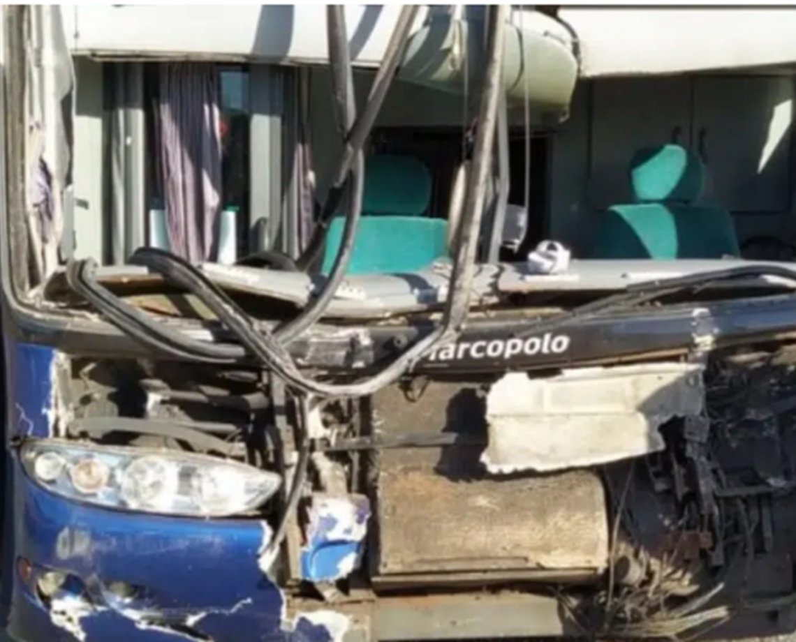 Duas pessoas ficam feridas após ônibus bater em fundo de carreta na BR-242