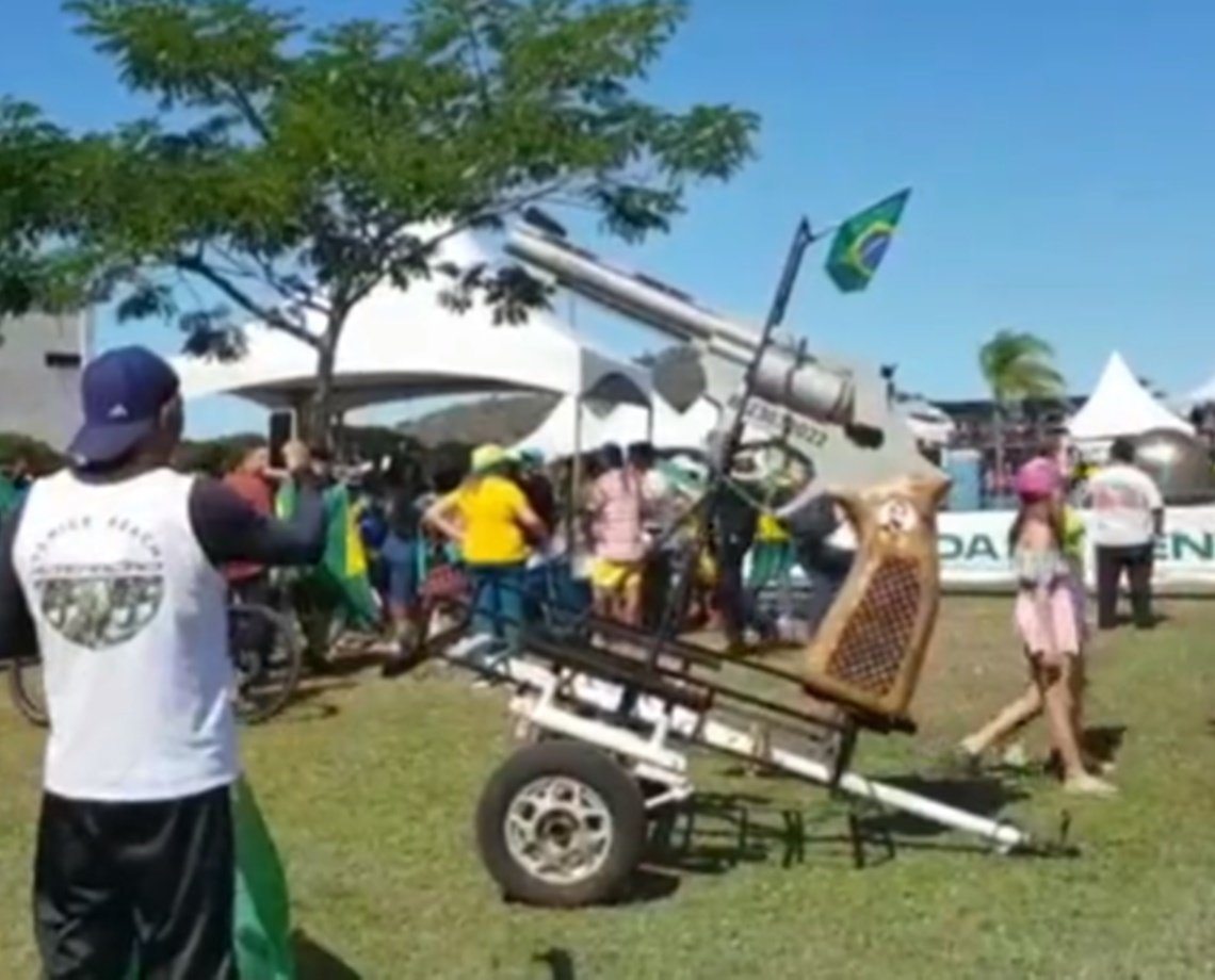 Marcha para Jesus: evento pró-Bolsonaro tem revólver gigante e pombos pintados de verde e amarelo no ES