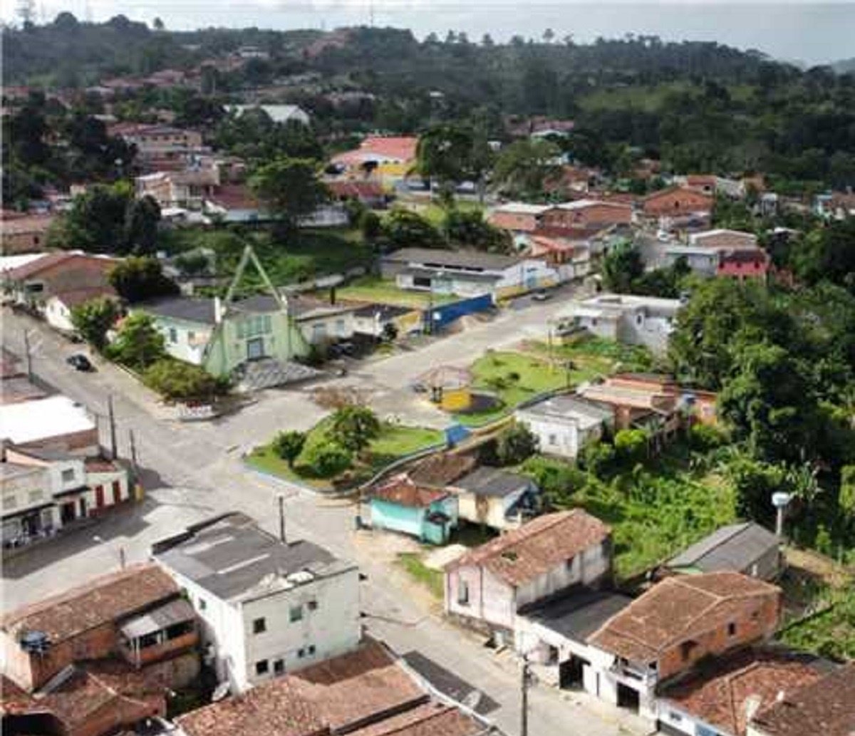 Mulher de 37 anos morre após receber golpes de faca e ser baleada na Bahia; ex-companheiro é suspeito