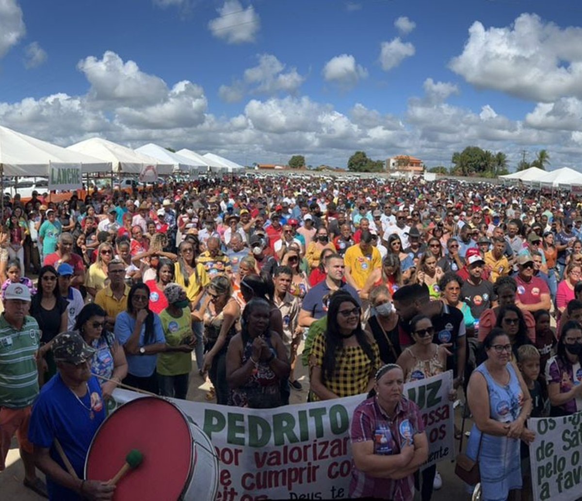 Deputado e prefeito fazem ato com 'café da manhã' para multidão em Sátiro Dias