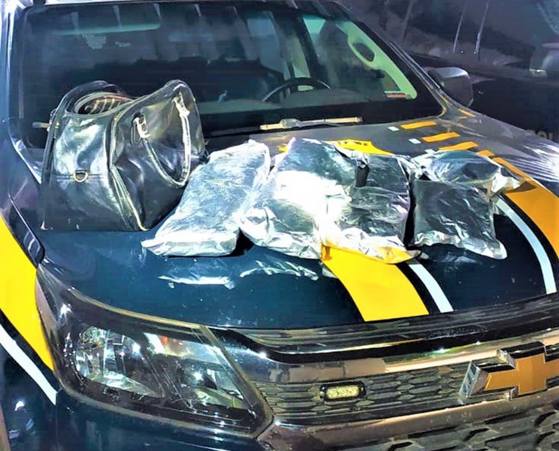 Cocaína avaliada em R$ 2 milhões é apreendida pela PRF na Bahia; jovem de 23 anos transportava material