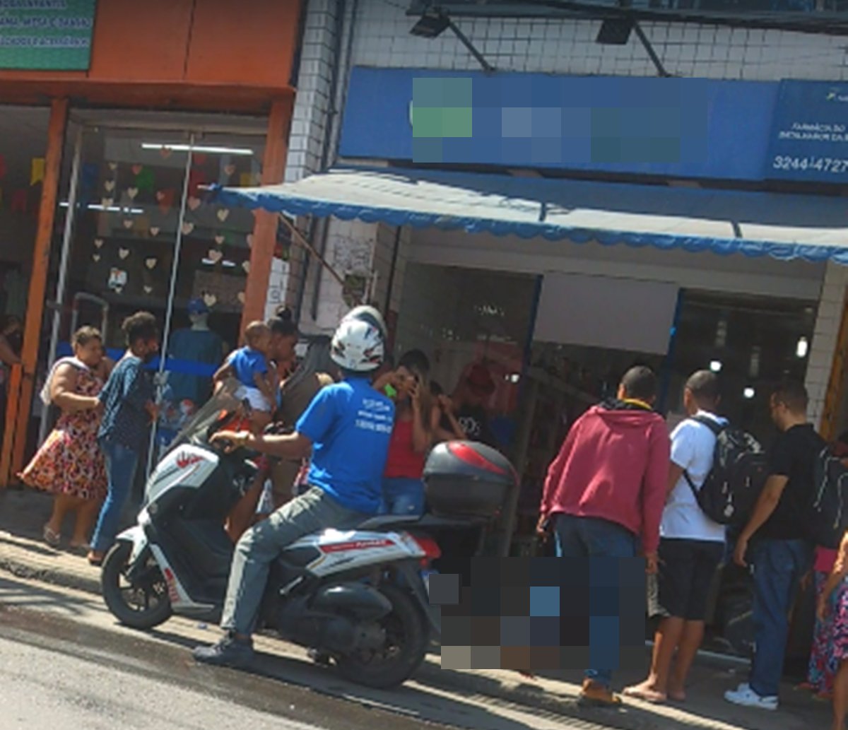 Rifeira trans morre após ser esfaqueada duas vezes no Largo do Tanque, em Salvador; vídeo mostra curiosos ao lado da vítima  