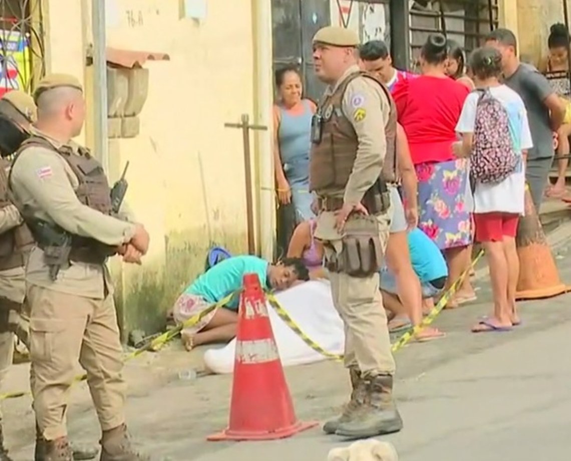 Rifeiro é executado em Salvador e mulher chora em cima do corpo; ação deixou outros dois baleados  