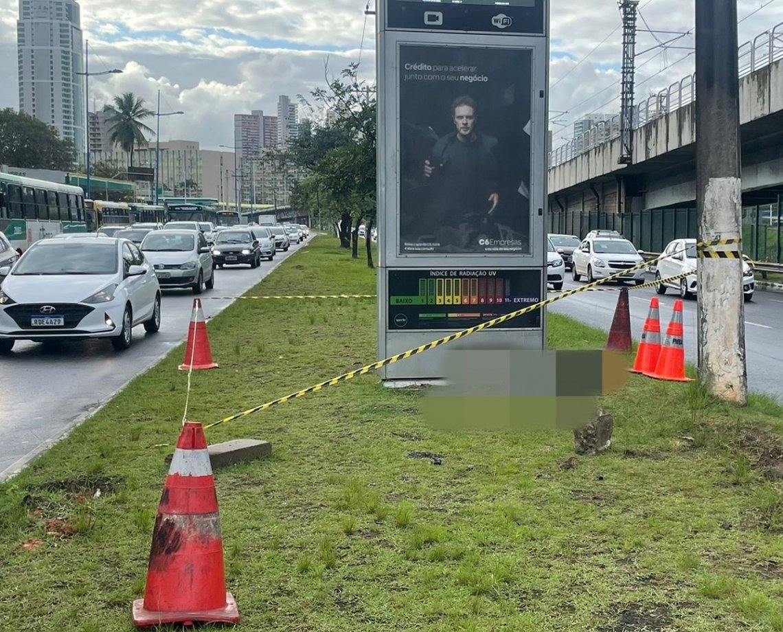 Com sinais de violência, corpo de homem é encontrado na Av. ACM; pedras estavam ao lado da vítima