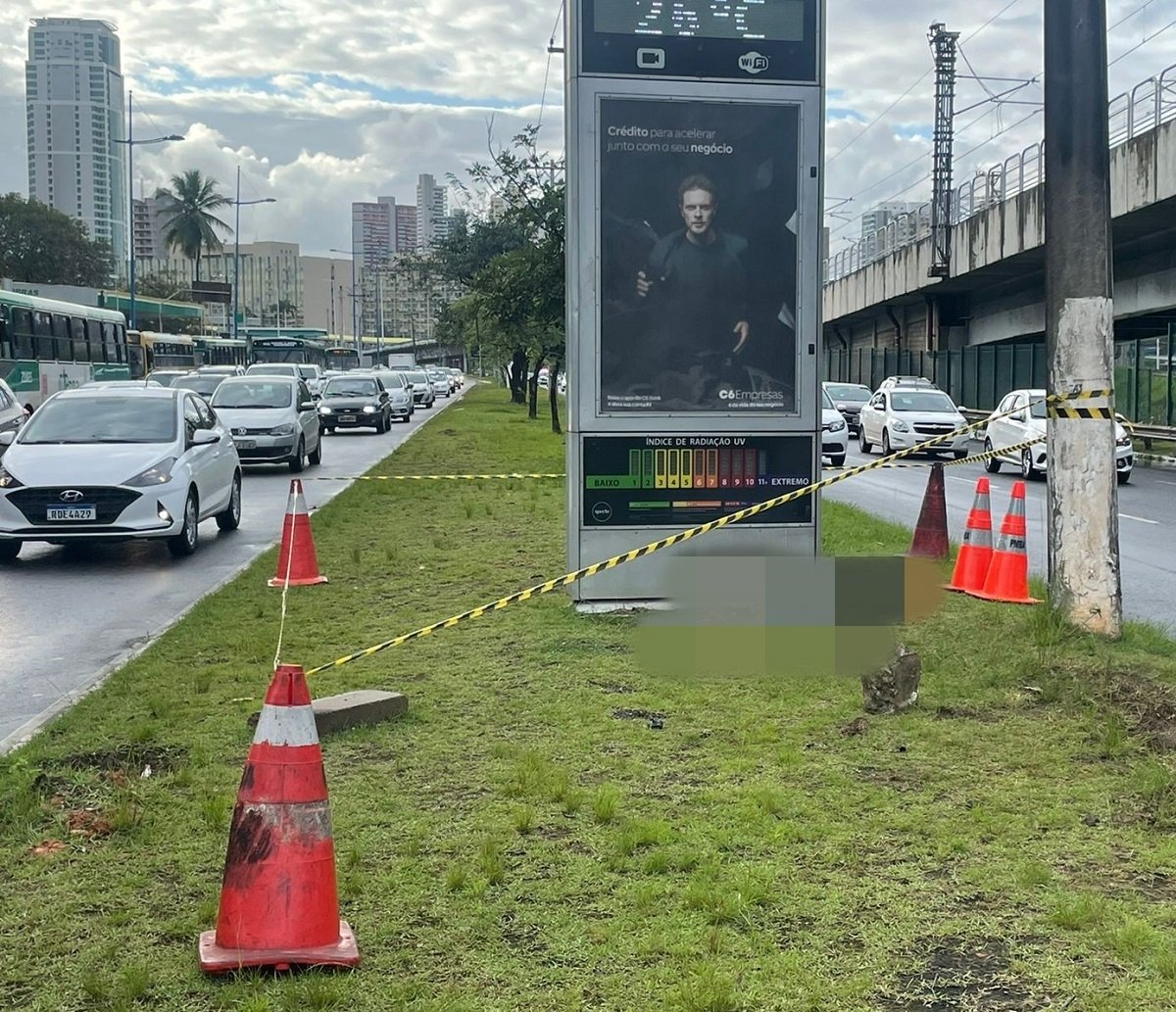 Com sinais de violência, corpo de homem é encontrado na Avenida ACM; pedras estavam ao lado da vítima 