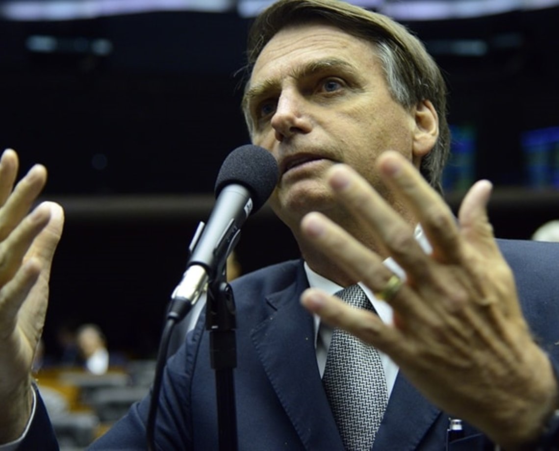 Bolsonaro diz que "presidente não cria emprego"; "transformamos em adubo todos os cocôs que fizeram"