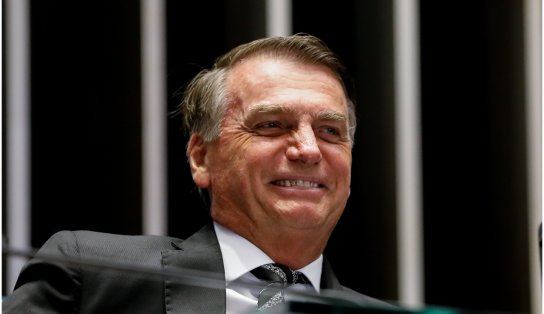 Bolsonaro ironiza Faculdade de Direito da USP e publica carta em favor da democracia onde seu nome e cargo são maiores que o texto 