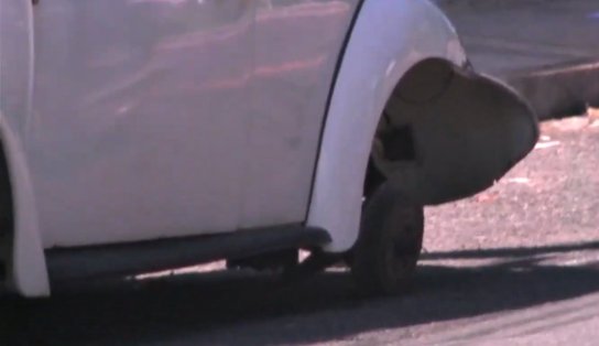 Roda 'solta': Pneu de fusca se solta e acertar ambulante do outro lado da rua