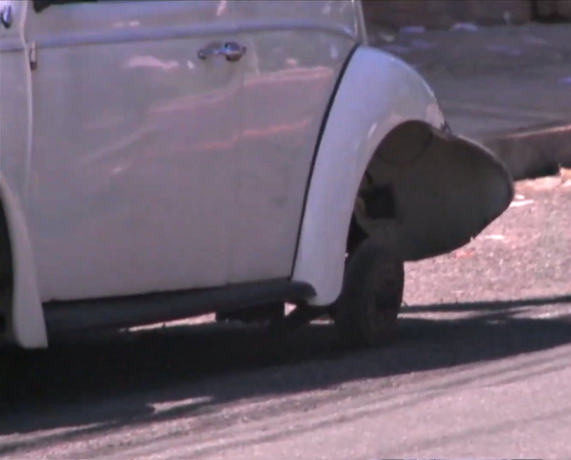 Roda 'solta': Pneu de fusca se solta e acertar ambulante do outro lado da rua