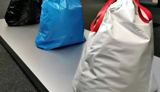 Depois do “tênis pós carnaval”, Balenciaga lança bolsa inspirada em sacos de lixo por cerca de R$ 9 mil