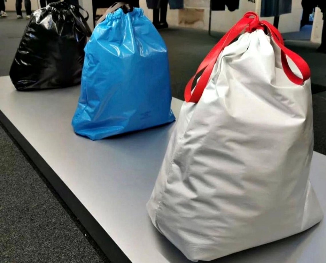 Depois do “tênis pós carnaval”, Balenciaga lança bolsa inspirada em sacos de lixo por cerca de R$ 9 mil