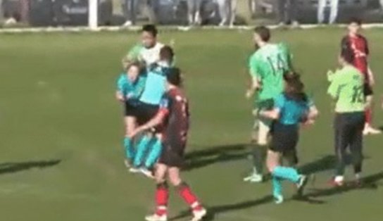 VÍDEO: Árbitra é agredida por jogador durante partida de futebol na Argentina