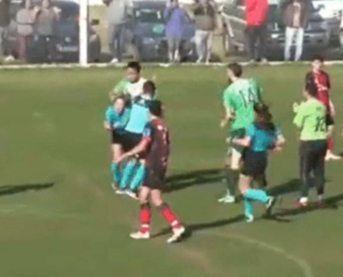 VÍDEO: Árbitra é agredida por jogador durante partida de futebol na Argentina