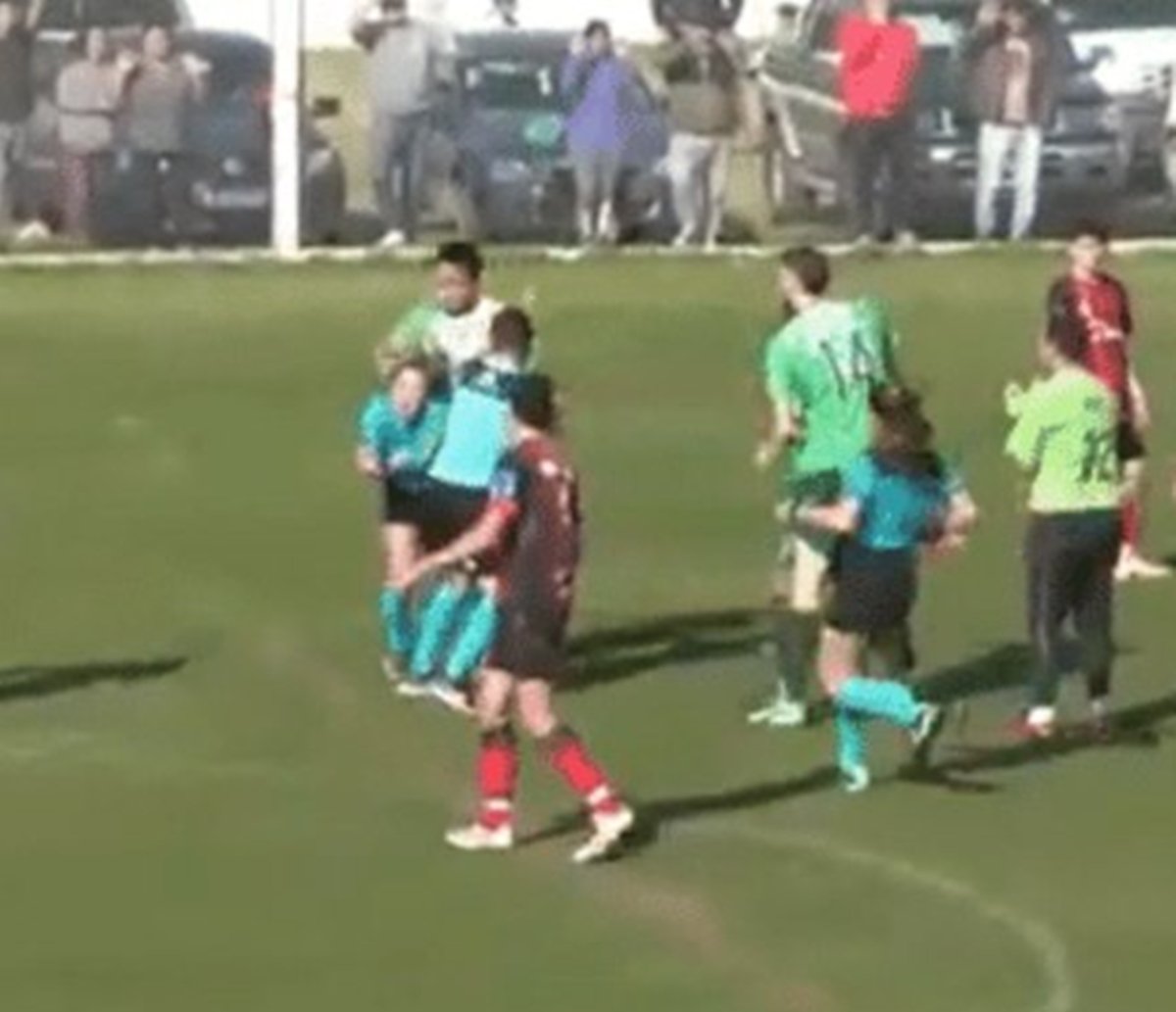 VÍDEO: Árbitra é agredida por jogador durante partida de futebol na Argentina