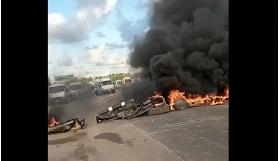 Moradores protestam por melhorias na BA-001, na Ilha de Itaparica; via está interditada com pneus e outros materiais