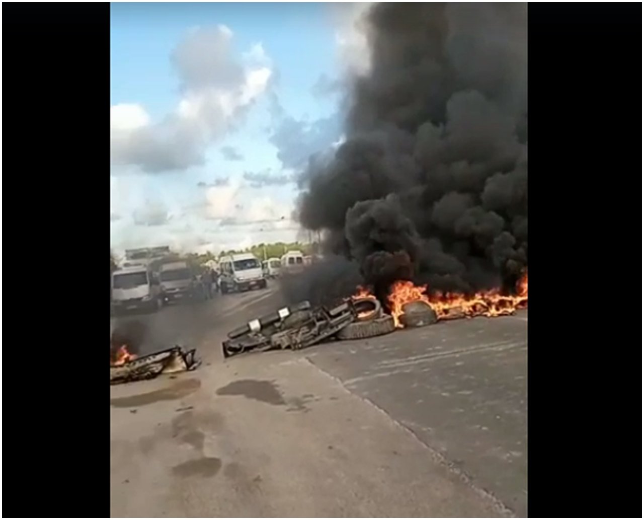 Moradores protestam por melhorias na BA-001, na Ilha de Itaparica; via está interditada com pneus e outros materiais