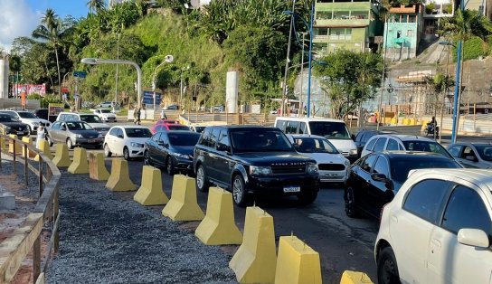 Semáforos têm cabos de energia furtados e situação deixa trânsito caótico, em Salvador; veja vídeo  