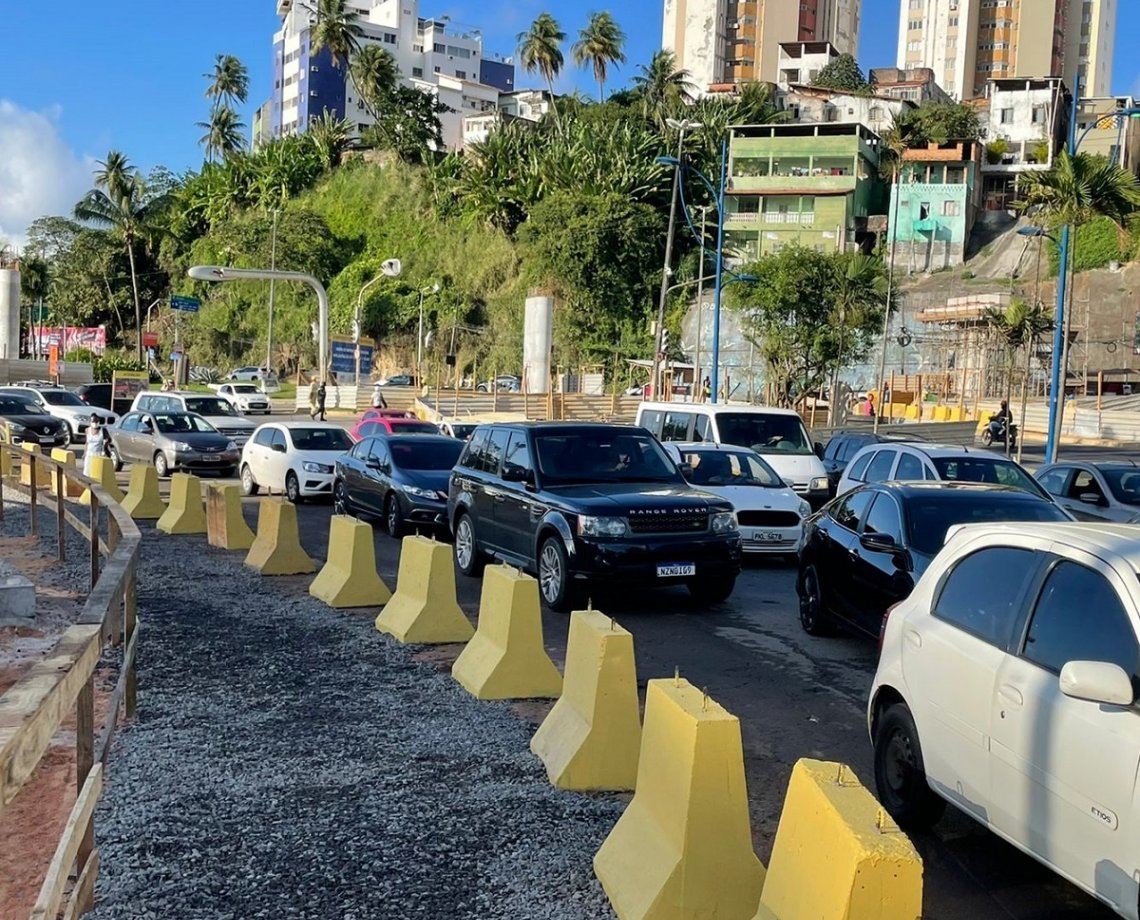 Semáforos têm cabos de energia furtados e situação deixa trânsito caótico, em Salvador; veja vídeo  