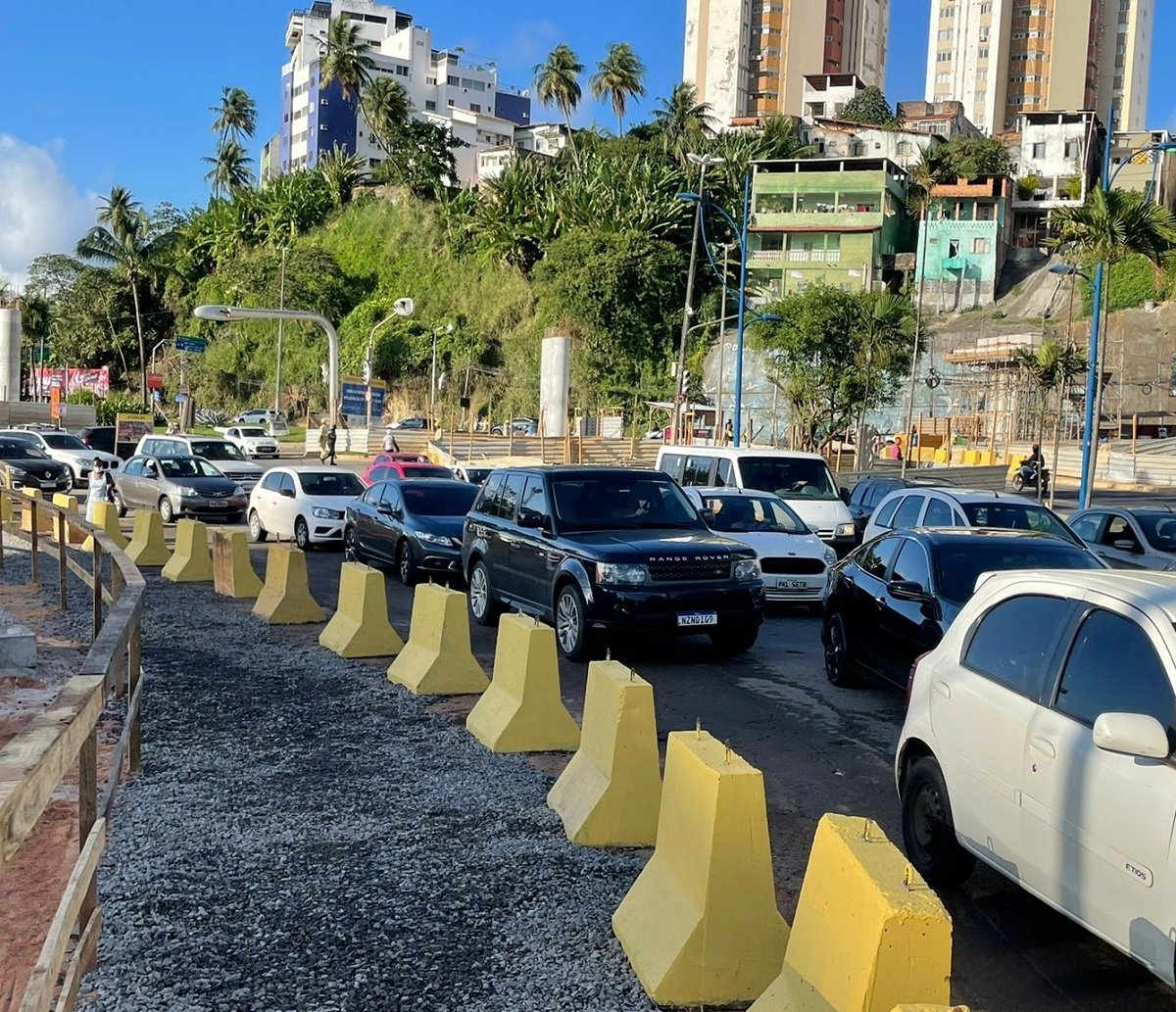 Semáforos têm cabos de energia furtados e situação deixa trânsito caótico, em Salvador; veja vídeo  