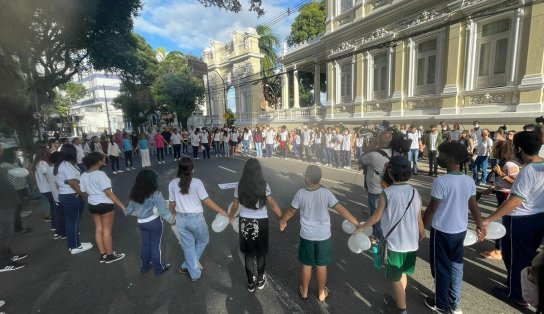 Familiares e amigos de adolescente assassinada apelam por justiça no local do crime, em Salvador