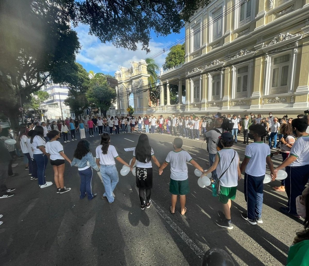 Familiares e amigos de adolescente assassinada apelam por justiça no local do crime, em Salvador