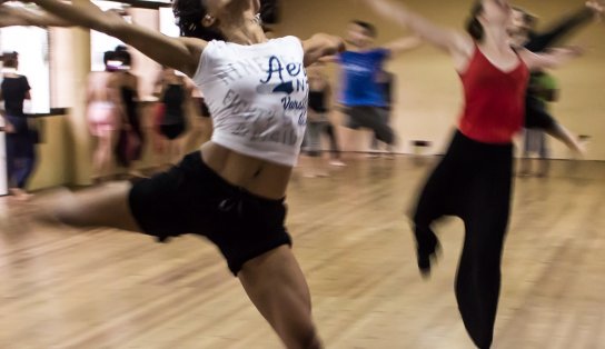 Oficinas gratuitas de teatro, canto e dança têm inscrições abertas no Subúrbio; confira como participar