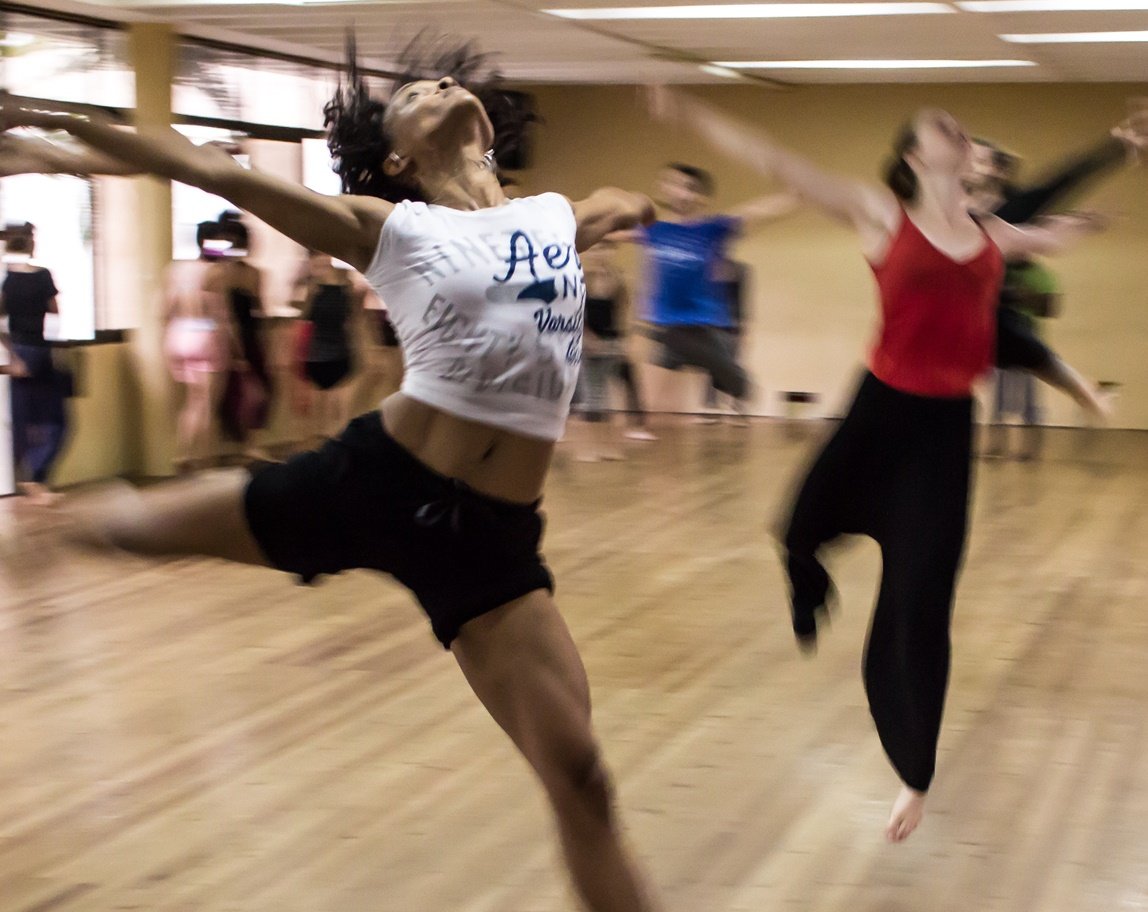 Oficinas gratuitas de teatro, canto e dança têm inscrições abertas no Subúrbio; confira como participar