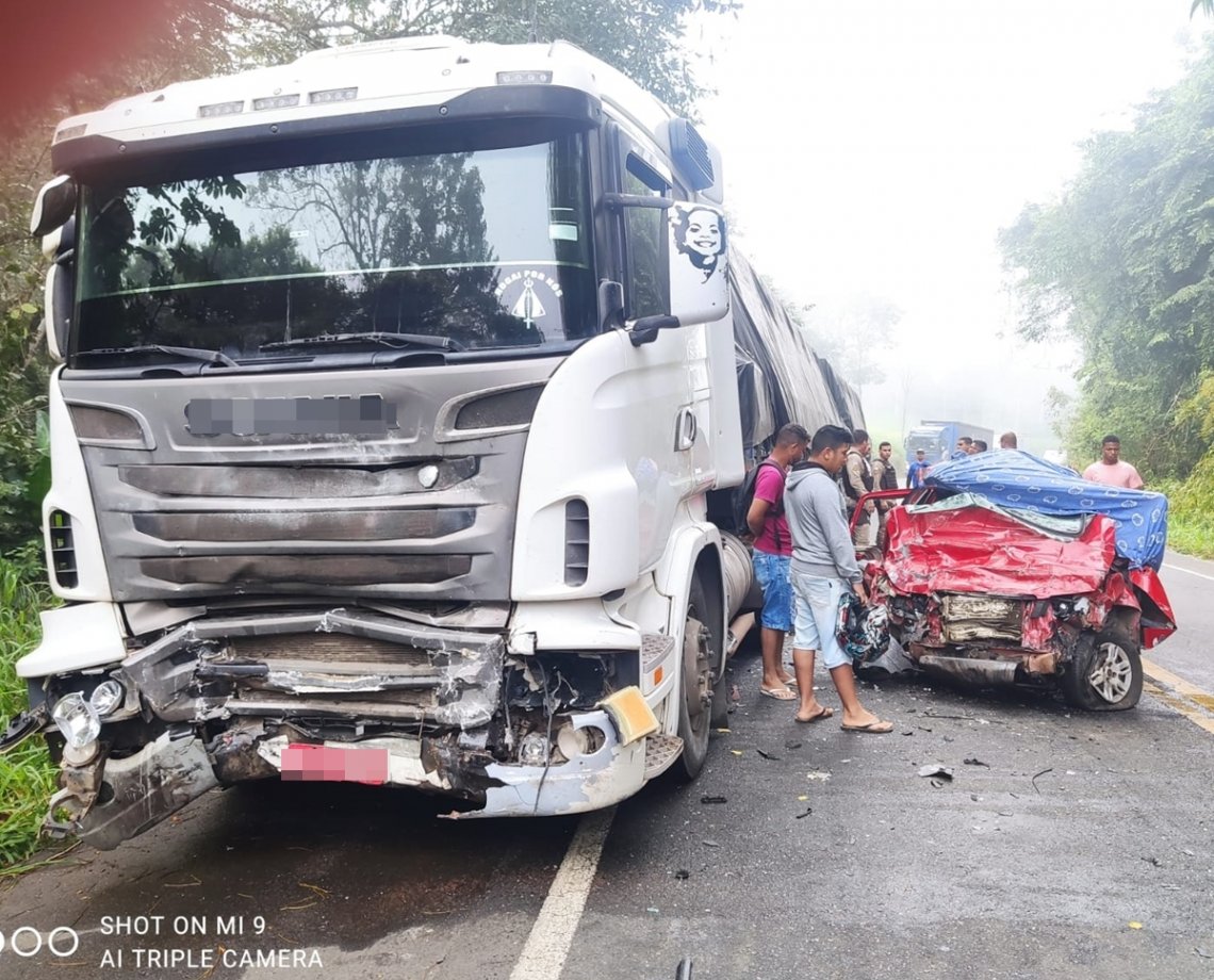 Casal morre após grave acidente envolvendo carreta na BR-101, na Bahia