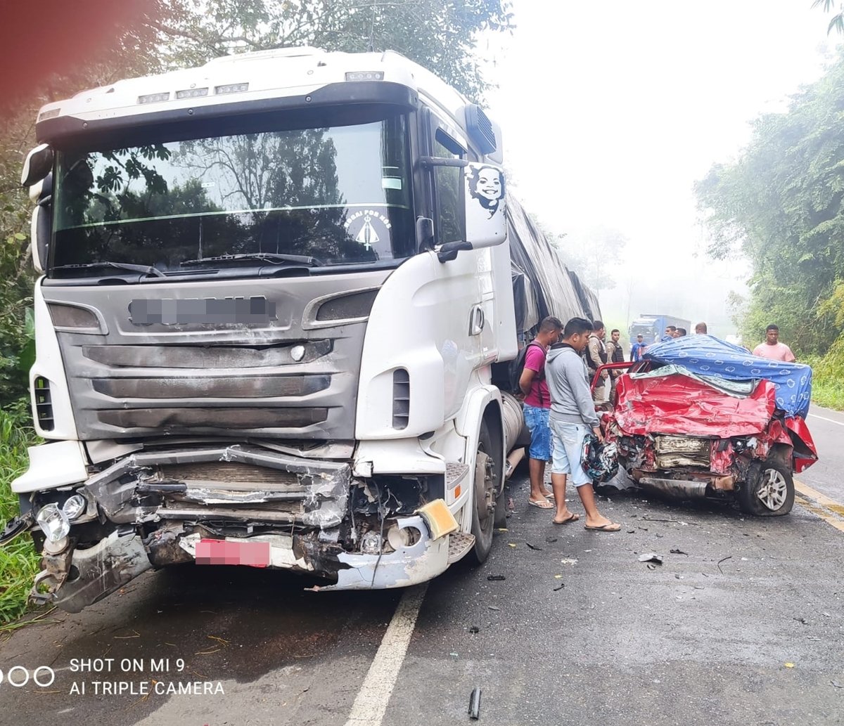 Casal morre após grave acidente envolvendo carreta na BR-101, na Bahia  