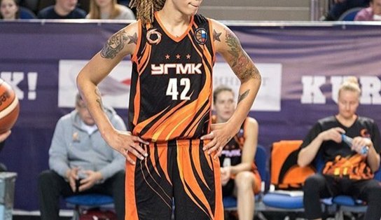 Brittney Griner, jogadora de basquete norte-americana, é condenada a nove anos de prisão na Rússia