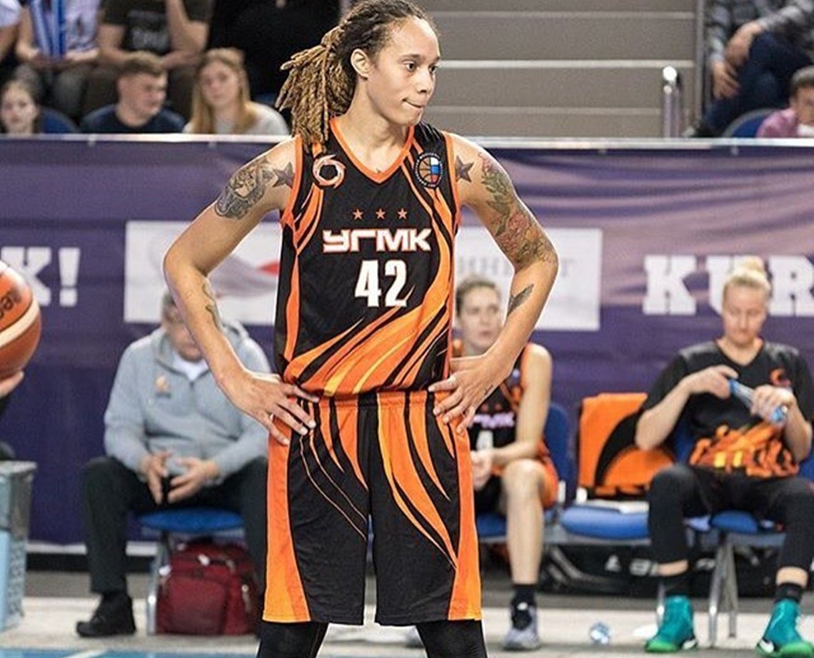 Brittney Griner, jogadora de basquete norte-americana, é condenada a nove anos de prisão na Rússia