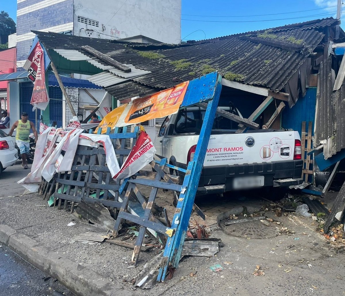 Carro descontrolado sobe calçada, bate em barraca e invade restaurante no Subúrbio de Salvador 